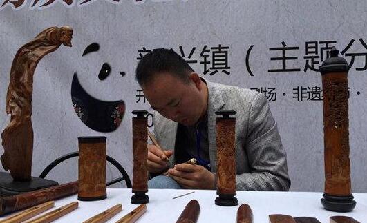 傳承非遺文化 彭州好戲連連<!--10月18日，第七屆中國成都國際非遺節彭州分會場活動在彭州市新興鎮“海窩子川劇小鎮”正式拉開帷幕。圍繞“傳承多彩文化，創享美好生活”主題，主辦方創新策劃了四大主題16個特色活動。-->