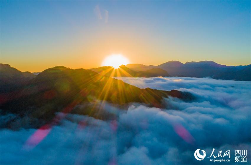 初陽(yáng)朝霞。何澤瓊攝