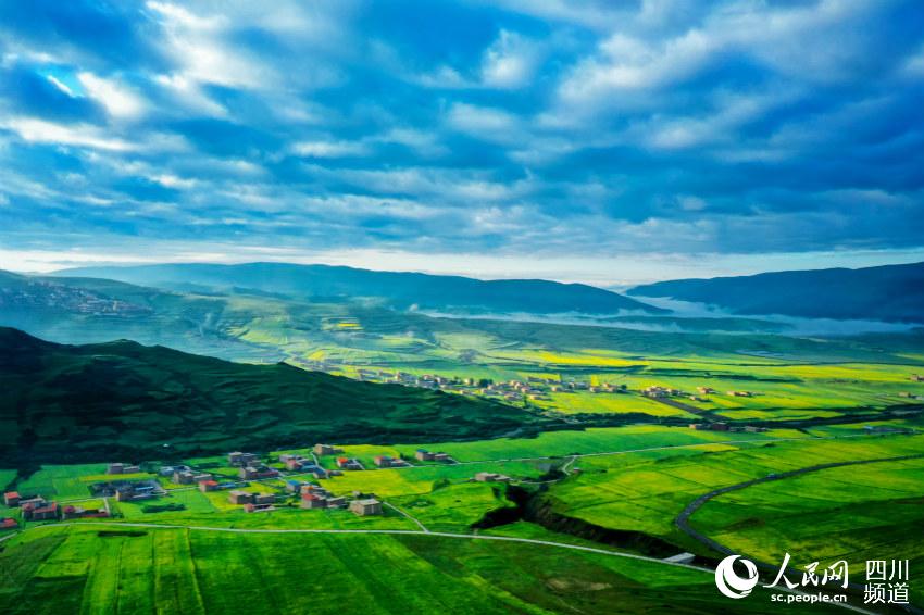 天朗氣爽,碧水藍(lán)天。夏雪東爾攝