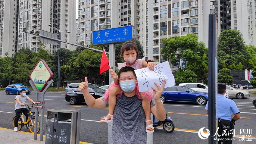 管控解除后,兩父女寫下“我愛中國”。羅毅然攝