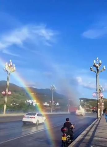 灑水車？不！這是來自四川涼山的“彩虹制造機”