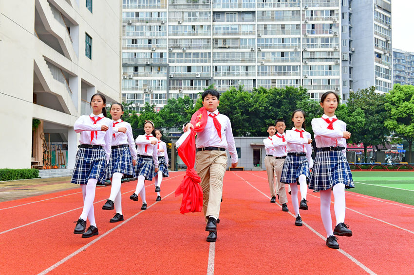 準(zhǔn)備升國旗。青羊區(qū)教育局供圖