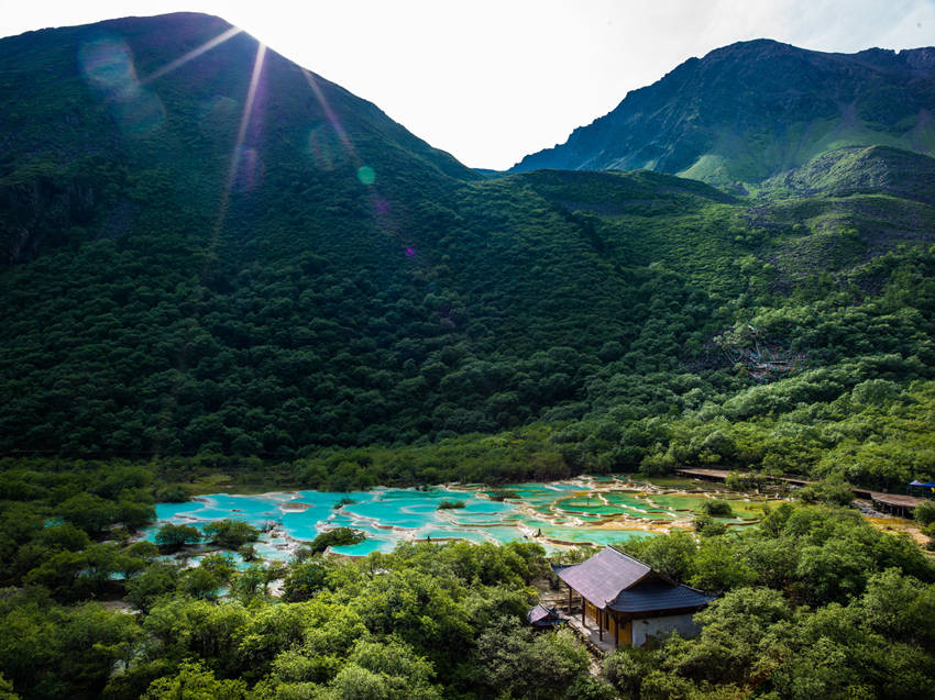 五彩池。黃龍景區管理局供圖