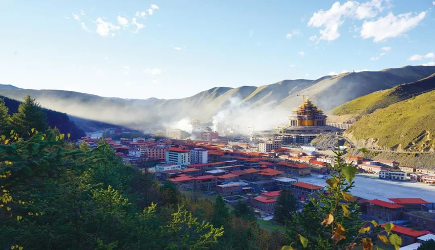 晨曦中的壤塘鎮(zhèn)。壤塘縣委宣傳部供圖
