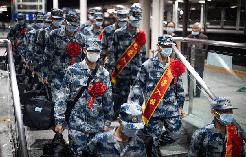 新兵抵達(dá)車站。西部戰(zhàn)區(qū)空軍某新兵訓(xùn)練旅供圖