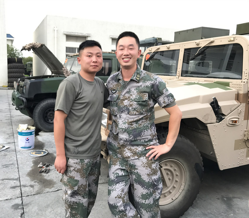 干軻(右)當兵時的樣子。陸軍第77集團軍某旅供圖