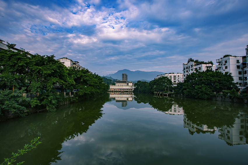 綠水環(huán)繞的沐川縣城。樂(lè)山市沐川生態(tài)環(huán)境局供圖