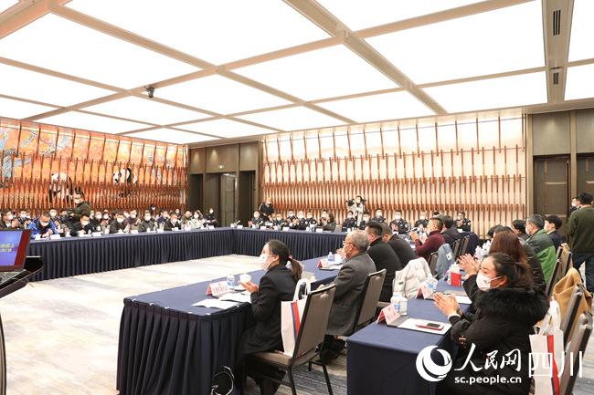 圖為懇談會現場。人民網 王波攝