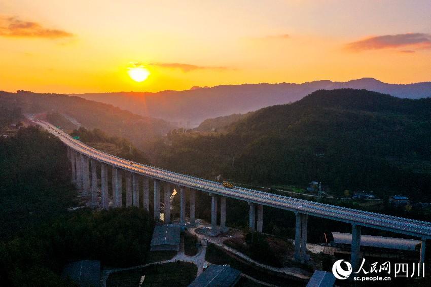 錢家河大橋。張學(xué)金攝