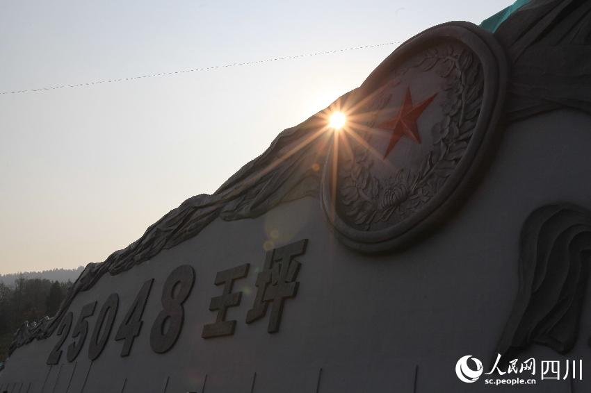 項目在建設(shè)過程中突出紅色元素，深切緬懷安葬在川陜革命根據(jù)地烈士陵園的25048名紅軍英烈。張學(xué)金攝