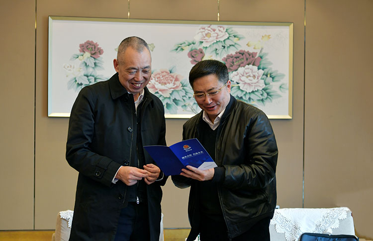 李杰(右）向張建明介紹減稅降費政策。四川省稅務局供圖