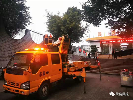 榮縣中學正門外，正在新安裝路燈。榮縣教體局供圖