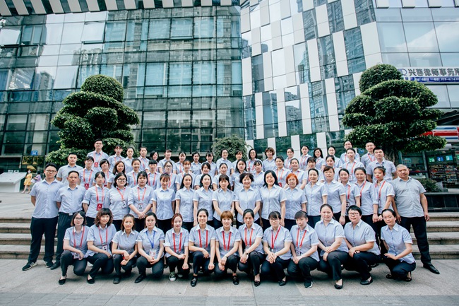 成都市金牛區行政審批局全體女性干部職工全身心投入服務企業群眾最前沿。