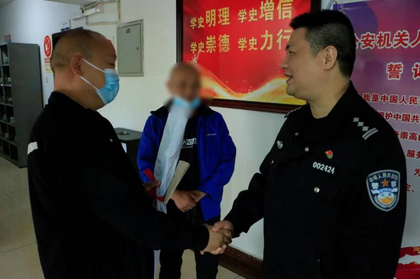 送感謝信。成都市公安局天府新區(qū)分局供圖