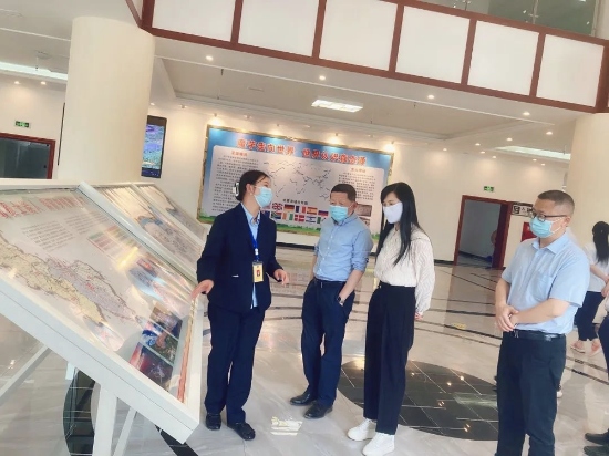 前往四川森態源生物科技有限公司參觀魔芋生產加工等。樂山市生態環境局供圖