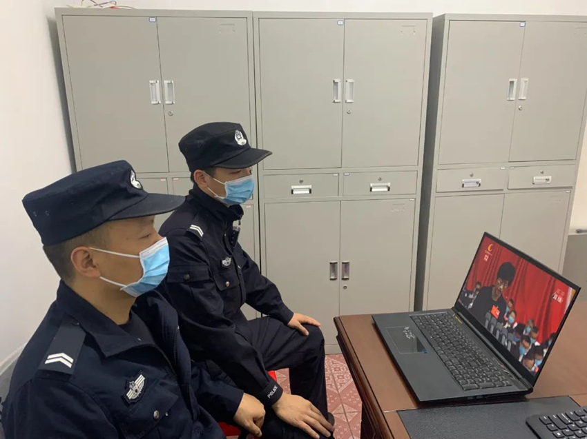 收看成都市第十四次黨代會開幕式。成都市公安局天府新區分局供圖