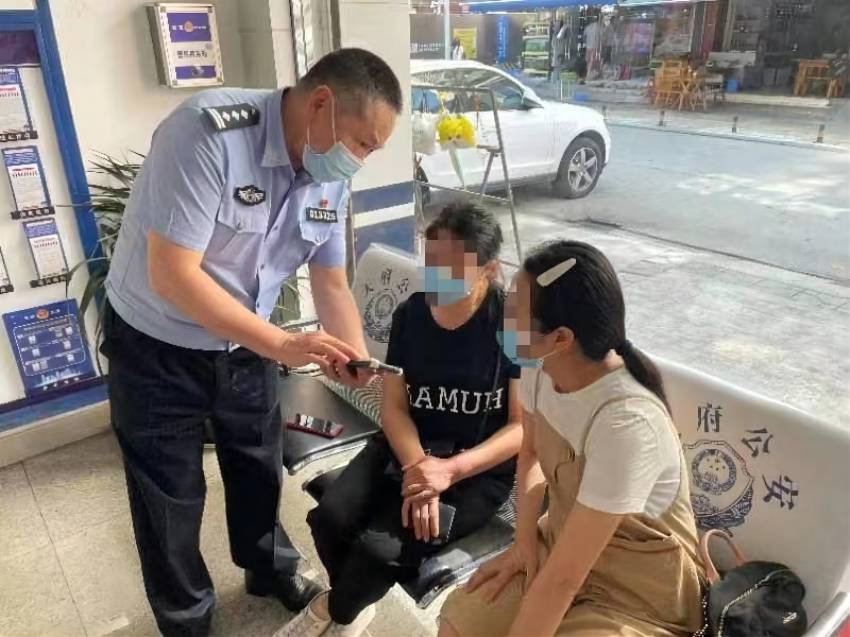 民警勸說。成都市公安局天府新區分局供圖