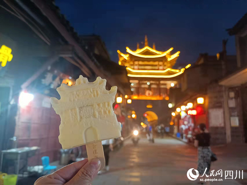 會(huì)理古城與古城文創(chuàng)雪糕。吳舒婷攝