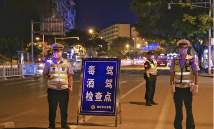 警員對過往車輛乘駕人員進行嚴格檢查。資陽市公安局禁毒支隊供圖