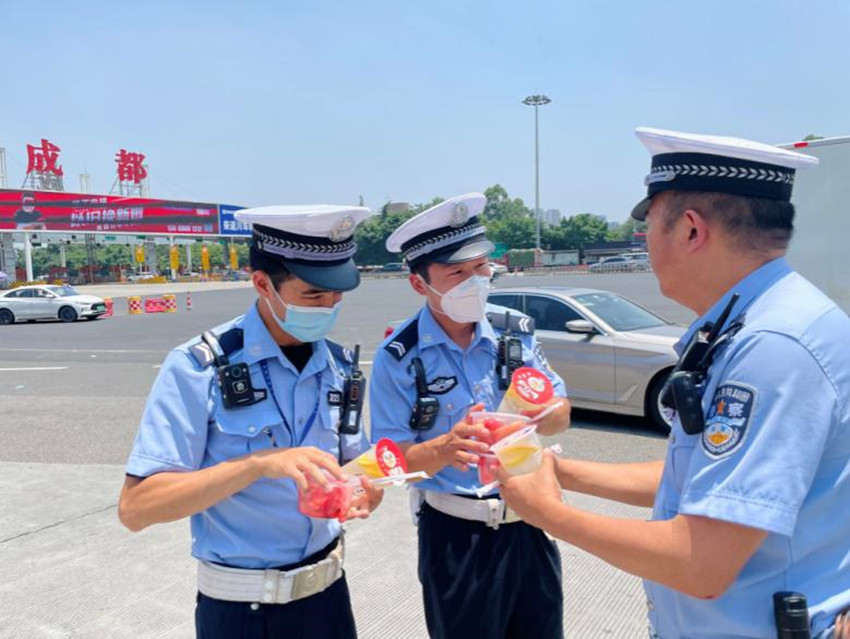 成都交警五分局安排專人為一線民輔警、文明交通勸導(dǎo)員送上防暑降溫飲品。成都交警五分局供圖