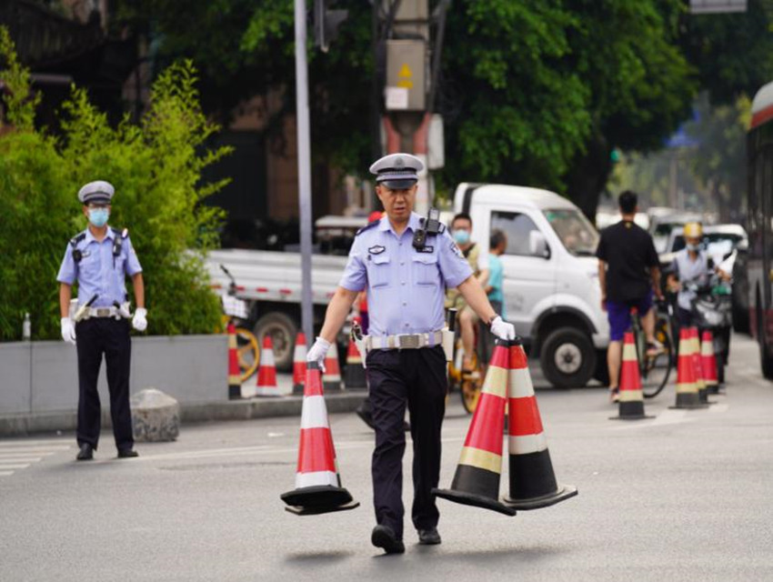 交警將錐形桶和交通標識標牌一一擺放到位。成都交警五分局供圖
