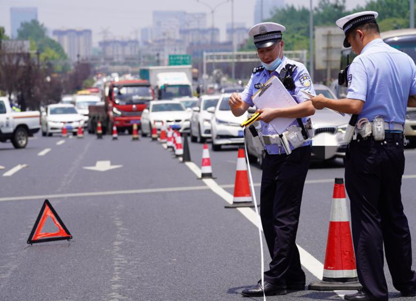 交警在事故現場維護交通秩序。成都交警五分局供圖