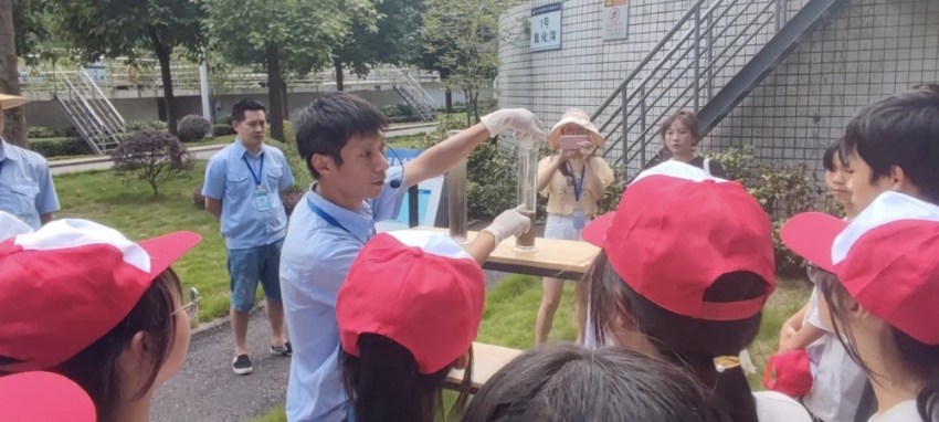 凈水小實驗。沐川生態環境局供圖