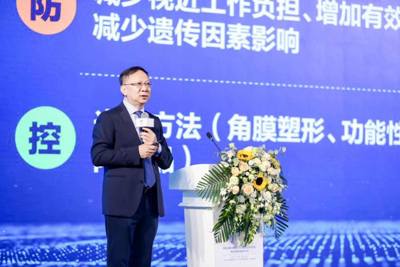 楊智寬進(jìn)行現(xiàn)場(chǎng)科普講話。愛爾眼科視光研究所供圖