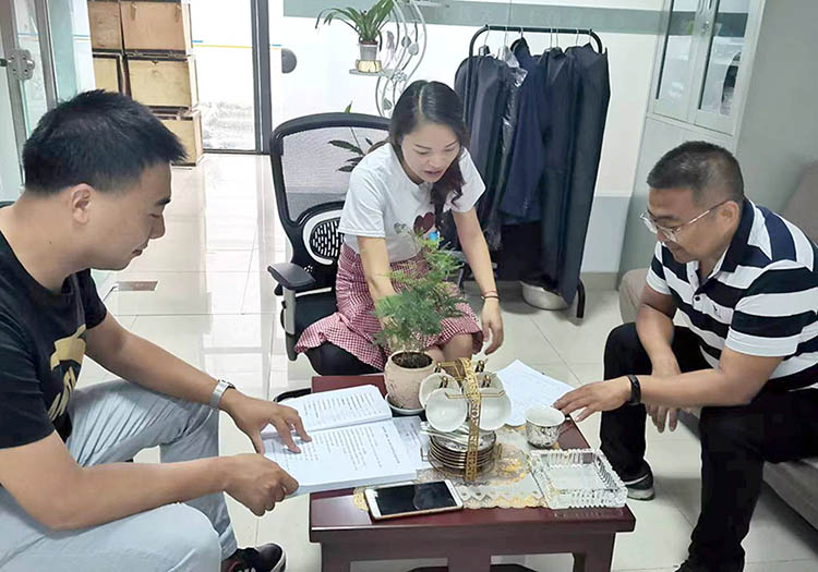工作人員到企業問計問需。綿竹市融媒體中心供圖