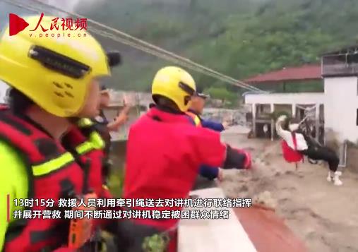 7月12日，四川省平武縣木座鄉連夜暴雨導致河流改道，徑直沖上木座鄉場鎮街道并迅速漫過路面。消防救援人員聯合現場各方力量，全力對被困群眾開展搜尋和救援。