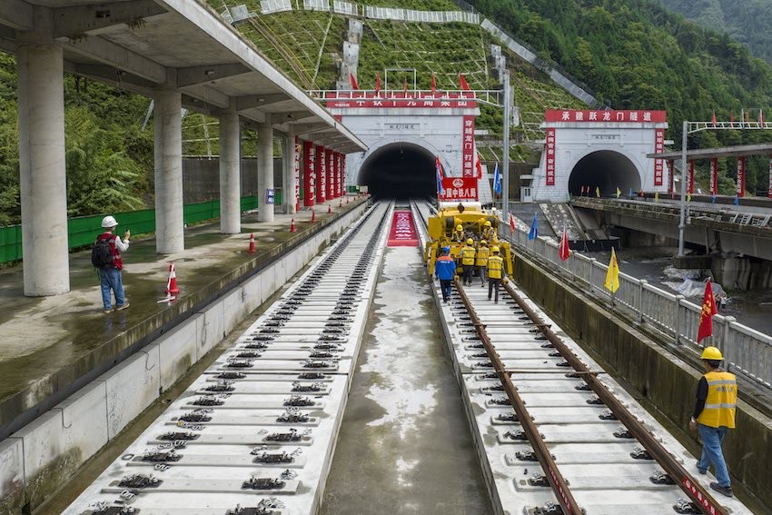 成蘭鐵路啟動高原段鋪軌意味著全線建設進入最后攻堅階段。成蘭公司供圖