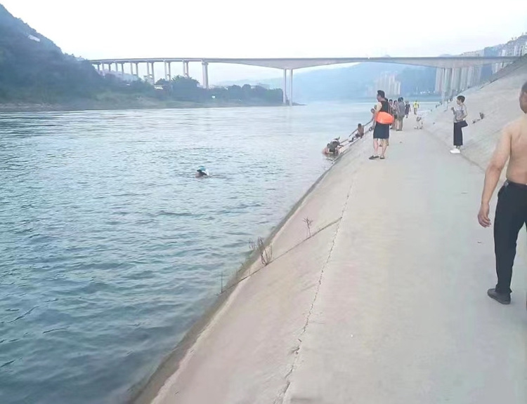 王永杰、鄒敏和周圍熱心群眾在施救。當地群眾供圖