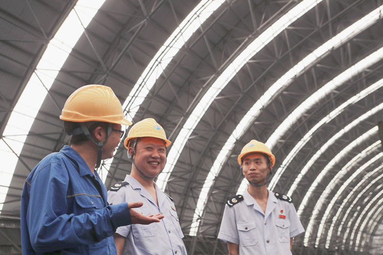 稅務(wù)干部到企業(yè)宣傳留抵退稅政策。達(dá)州市稅務(wù)局供圖