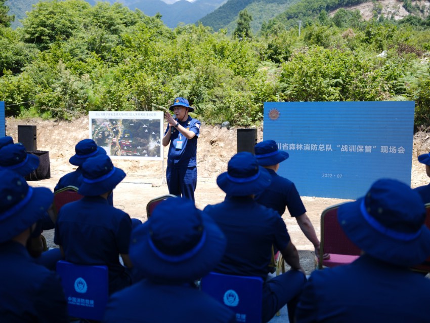 夏進榮總隊長在冕寧“4·20”火場復盤中為觀摩人員講授滅火戰(zhàn)法。四川省森林消防總隊供圖