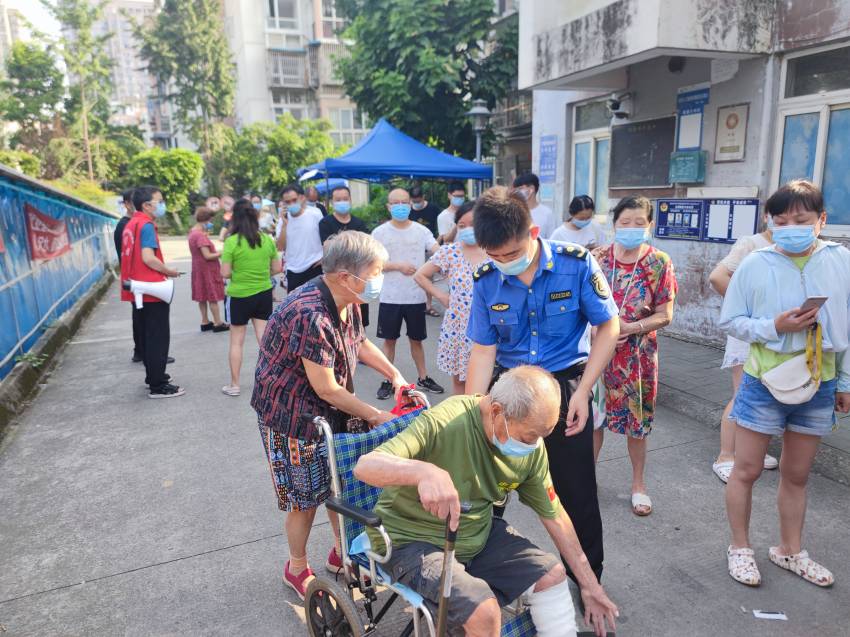 幫扶社區老年居民。成都市城市管理行政執法總隊供圖