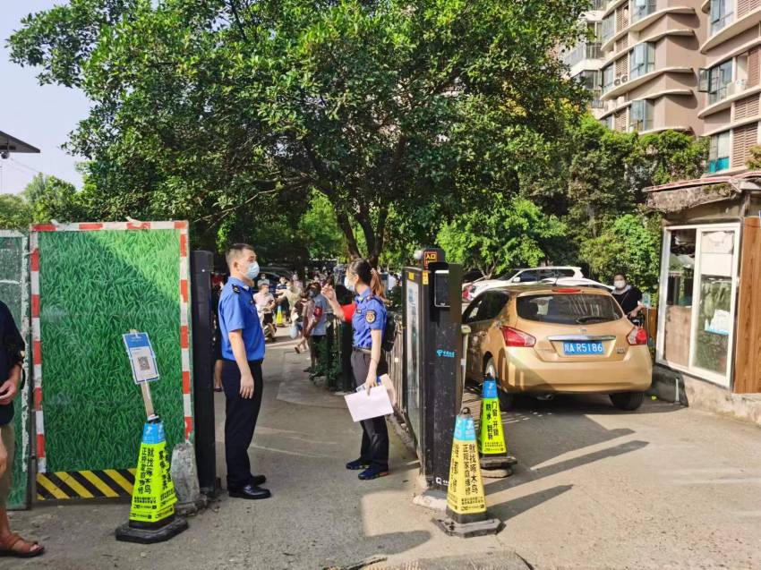 協(xié)助小區(qū)警戒。成都市城市管理行政執(zhí)法總隊(duì)供圖