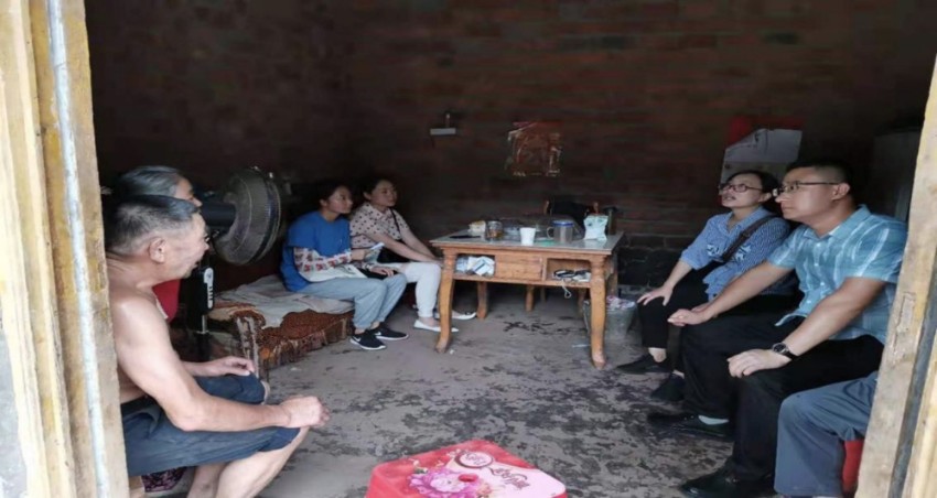 陳偉走訪慰問脫貧戶。葉志強供圖