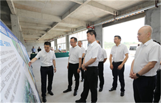 自貢市委副書記、市長曾洪揚調研自貢食品工業(yè)園項目建設情況和入駐企業(yè)達產(chǎn)情況。沿灘融媒供圖
