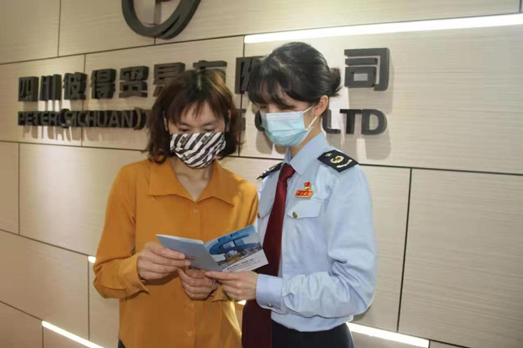 稅務(wù)干部到企業(yè)宣傳增值稅留抵退稅政策。四川省稅務(wù)局供圖