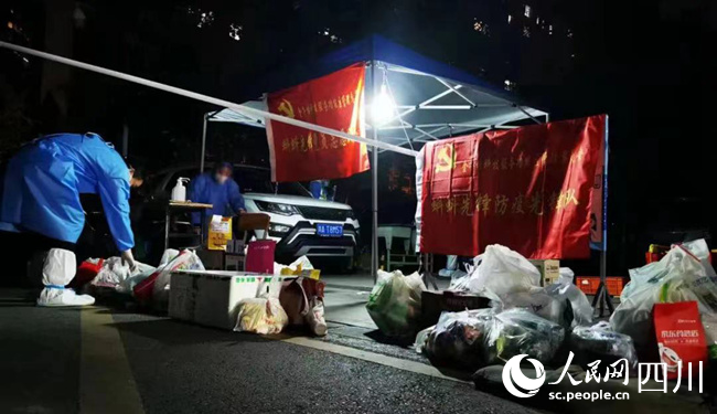 金牛壩科技服務(wù)功能區(qū)黨員凌晨緊急支援高風(fēng)險(xiǎn)地區(qū)為群眾送物資。人民網(wǎng) 王波攝