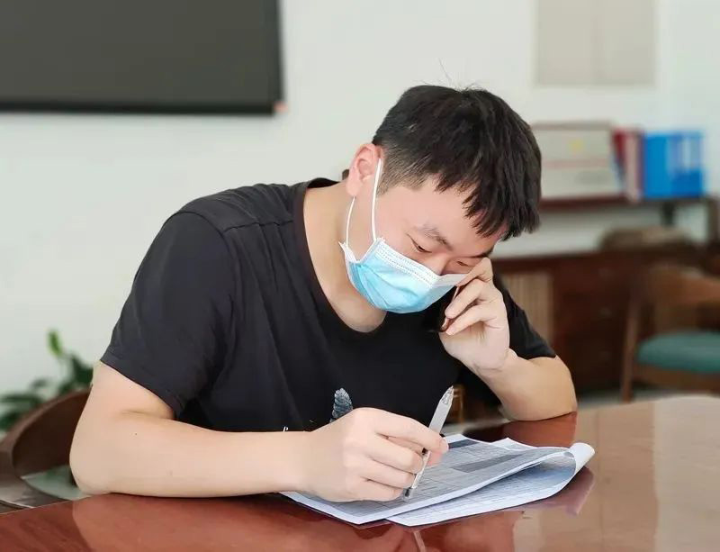 何鵬正在進行信息核對。龍泉驛區(qū)委宣傳部供圖