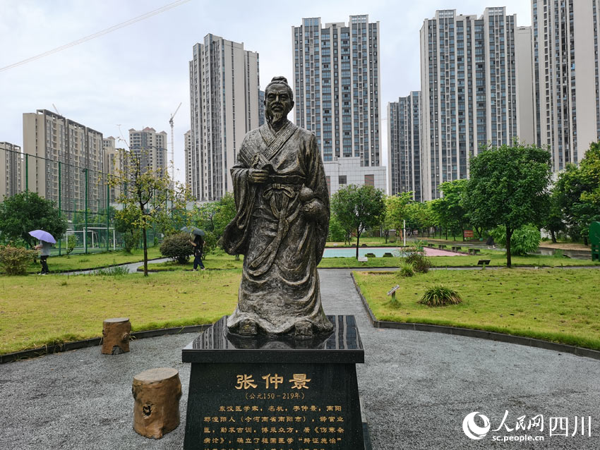 長寧縣中醫醫院內的張仲景雕塑。人民網 劉海天攝