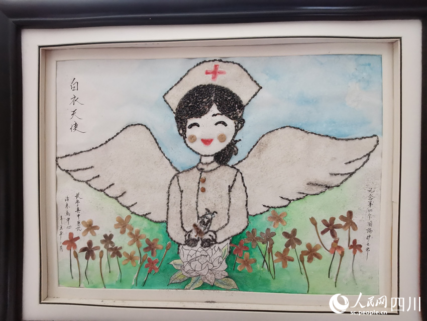 醫院職工制作的醫藥文化藝術品。人民網 劉海天攝