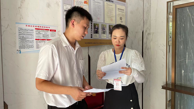龍城社區網格員和物業工作人員檢查消防器材維護情況。敘州區融媒體中心供圖