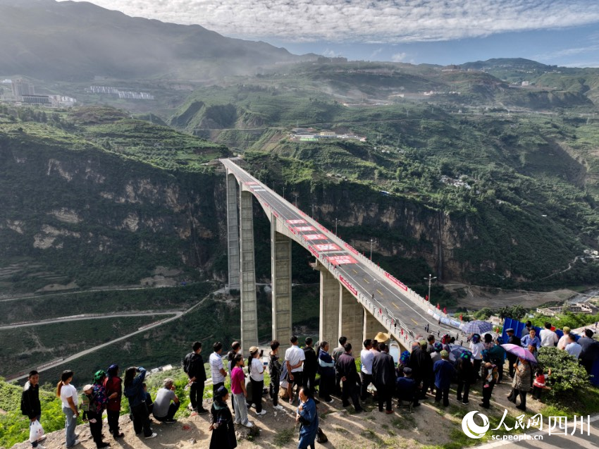 2022年6月30日，“世界第一高墩”金陽河三峽連心橋正式通車，將進一步助推“金沙瑤池”金陽發(fā)展。王云攝