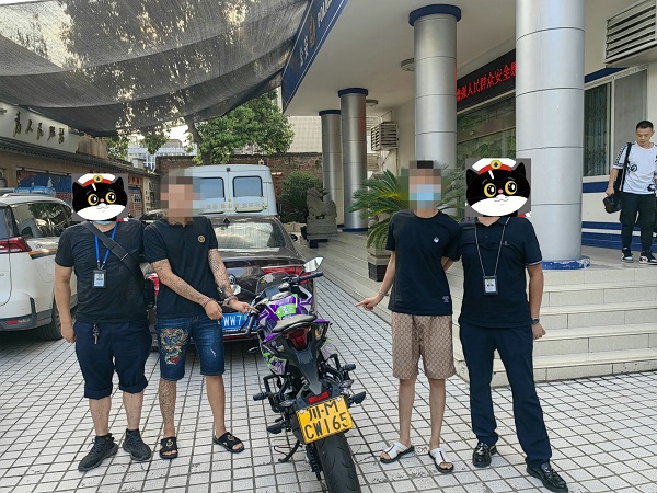 犯罪嫌疑人朱某和孟某指認搶劫車輛。資陽市公安局雁江區分局供圖