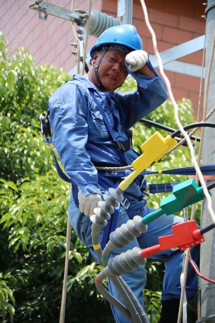 成都多日最高氣溫達(dá)到40度以上，圖為揮汗如雨的電力工人。國網(wǎng)電力供圖