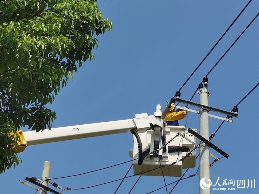 唐祿軍正在進行高空帶電作業。人民網 郭瑩攝