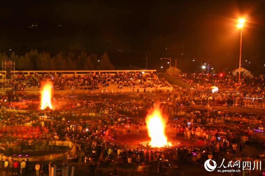 布拖縣是彝族火把節(jié)的發(fā)源地，被稱為“中國(guó)彝族火把節(jié)之鄉(xiāng)”。俄底爾以攝