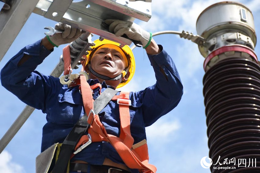 在110千伏馬塘變電站內，國網阿壩供電公司檢修人員頂著烈日彎著腰站在腳手架上作業。通過此次綜合檢修工作，屆時該站將以全新狀態投入運行，為迎峰度夏提供堅強電力保障。張懿玲攝